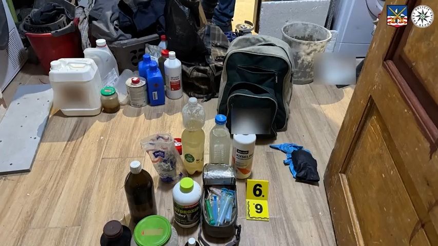 Policie na Sokolovsku odhalila varnu pervitinu. Dealer si z domu udělal laboratoř